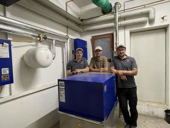 Haustechniker am Blockheizkraftwerk